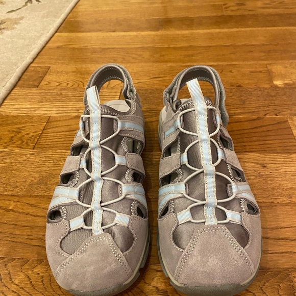 Women’s Lands End Gray Suede Closed Toe Sandals. Size 8B - Picture 4 of 5